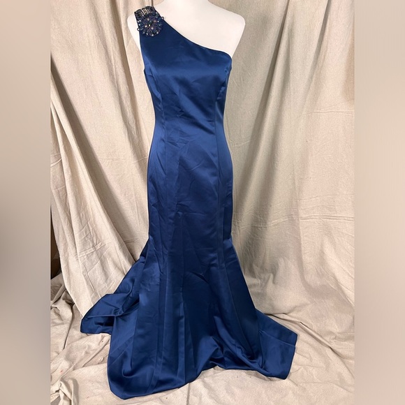 Badgley Mischka Dresses & Skirts - NWT Badgley Mischka Navy Blue One Beaded Shoulder Gown Size 4